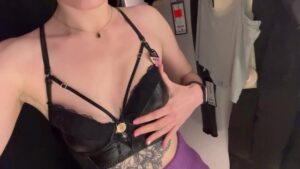 Watch – So horny that she publicly showed her boobs in the fitting room