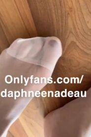 Watch – Pieds en nylon | je masturbe mon dildo avec mes pieds