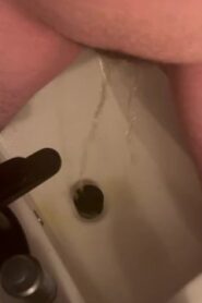 Watch – spread my legs and pissed in the sink