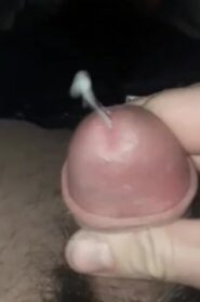 Watch – masturbation on bed with sperm