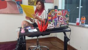 Watch – Secretária Himeros Productions, Lizzy Hartz, avalia Qween Goddess para Sofa Test