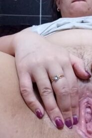 Watch – Juicy pussy and tight point close -up! See how she masturbates her delicious wet pussy