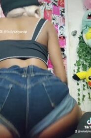 Watch – Ebony thot twerks on Tiktok