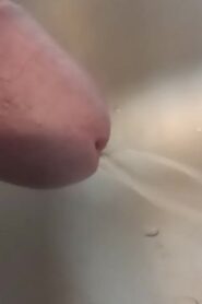 Watch – Close up of cock while pissing in the sink